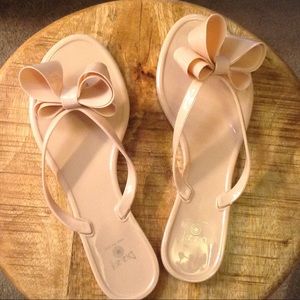 Dizzy - big bow nude flip flops, NWOT